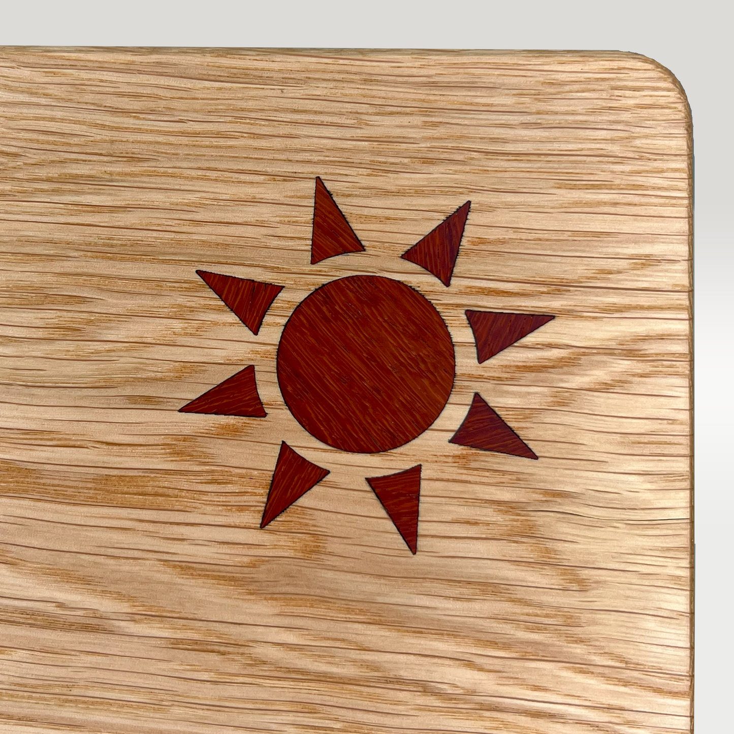 Servierbrett aus Eiche mit Wendlandsonne Intarsie aus Padauk